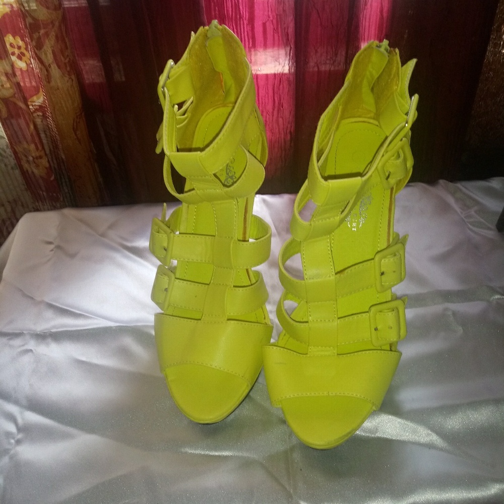 Heels - Picture 3 of 3